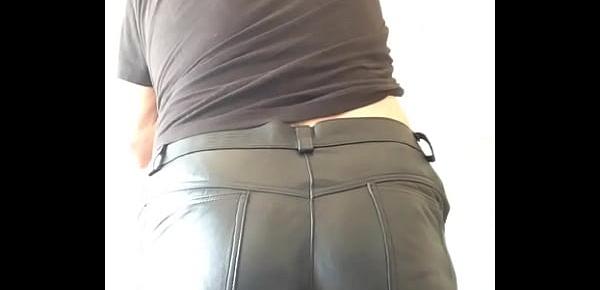 XV cane on leather and bare bottom